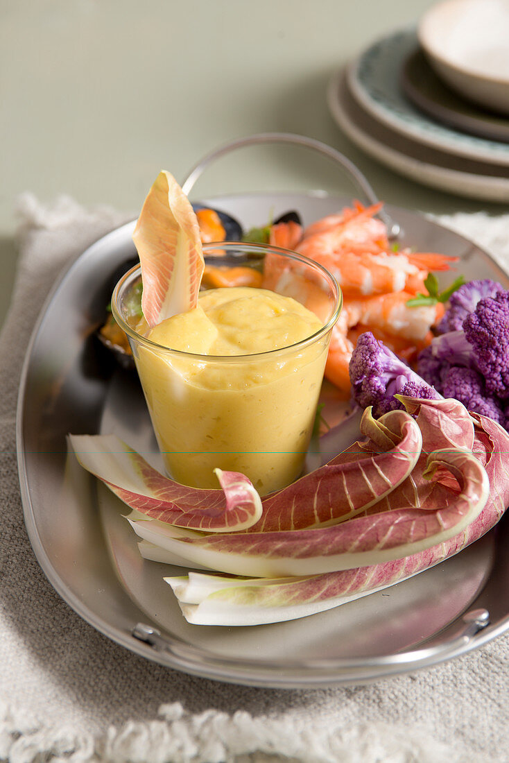 Aioli mit Gemüse, Muscheln und Garnelen (Italien)