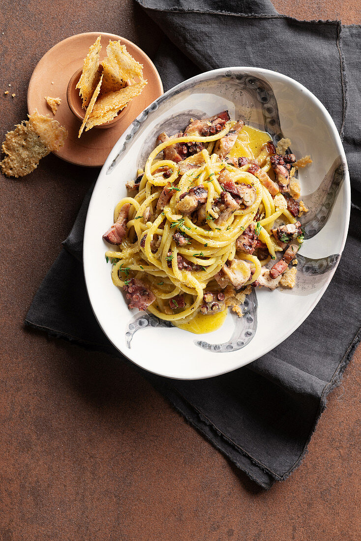 Spaghetti alla carbonara mit Oktopus und Speck, dazu Provolone-Chips