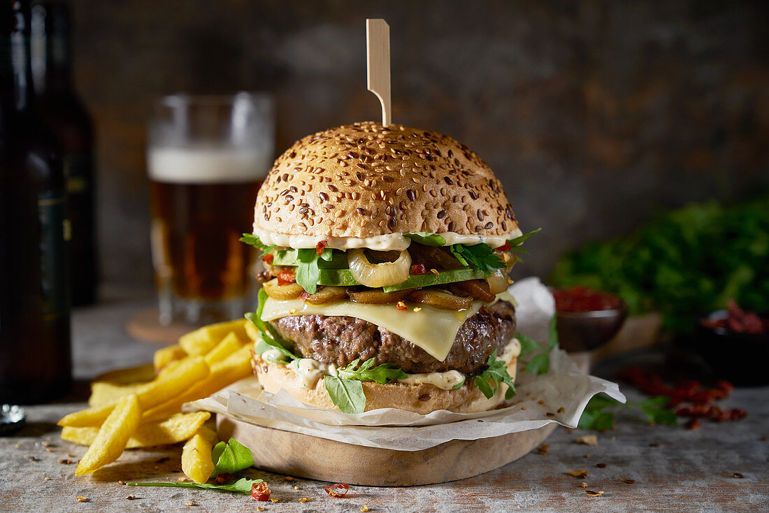 Cheeseburger und Pommes