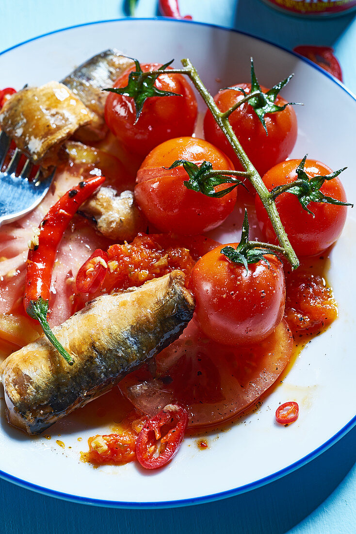 Tomatensalat mit Sardinen, Chilis und Sorbet