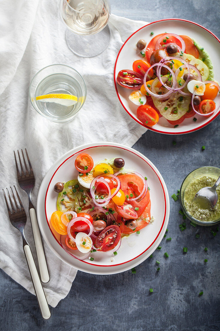 Tomatensalat mit Zwiebeln und Oliven