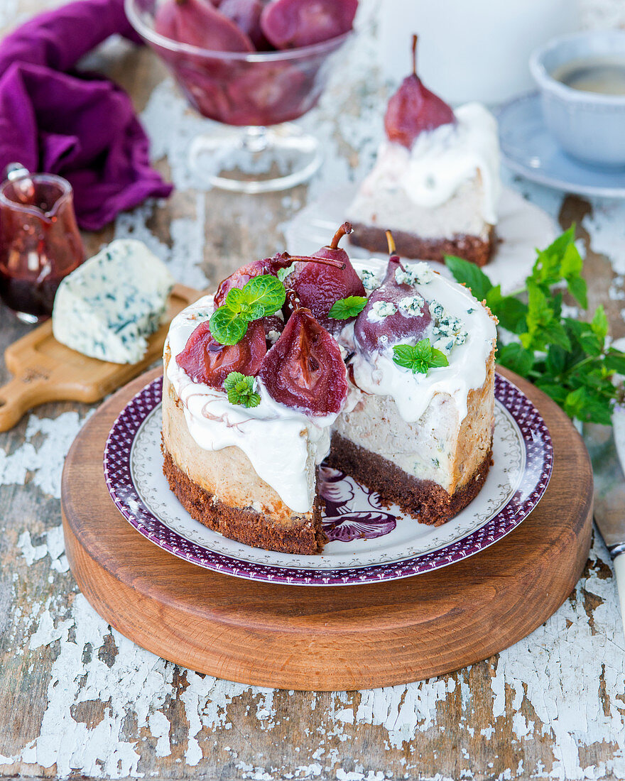 Blauschimmelkäsekuchen mit pochierten Rotweinbirnen