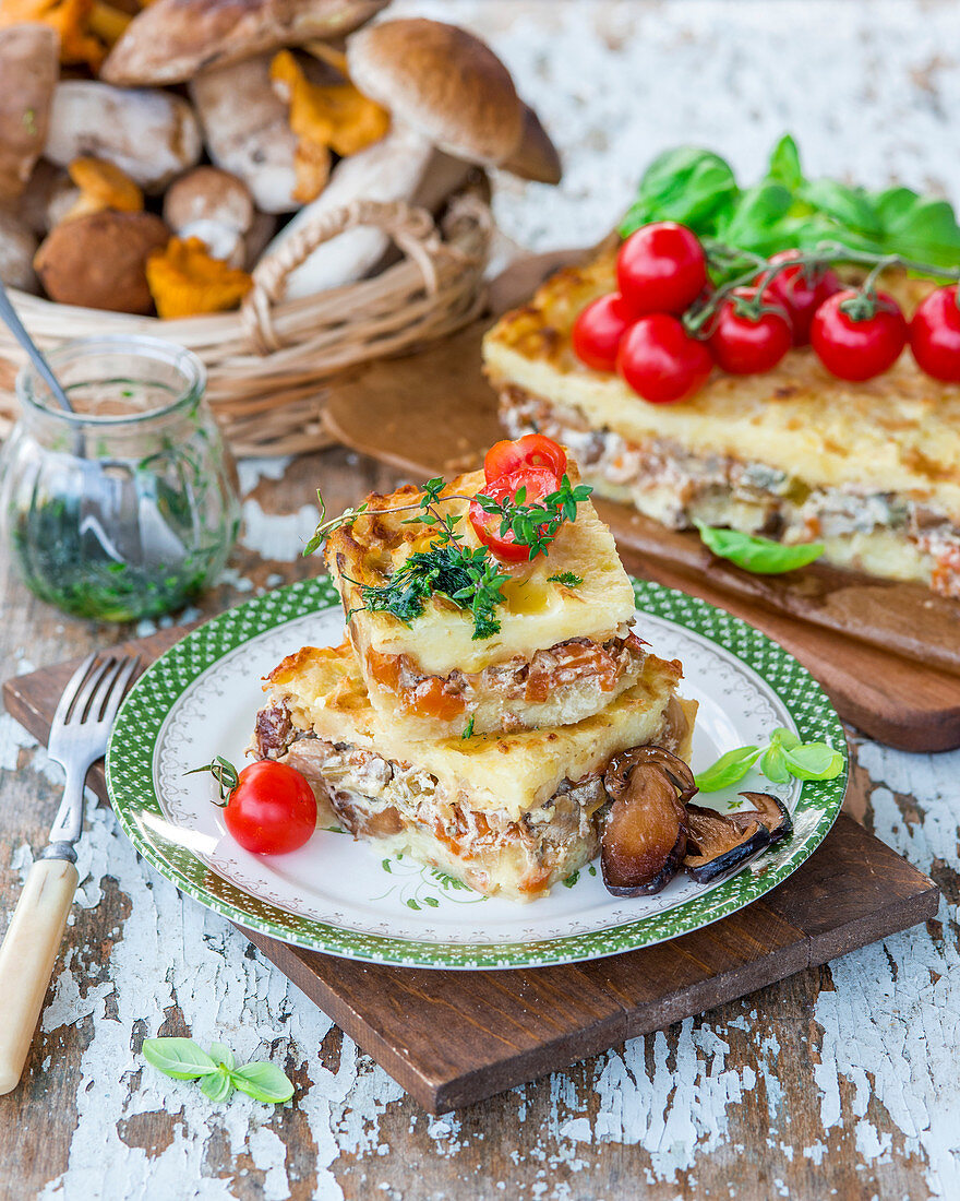 Potato puree bake with mushrooms