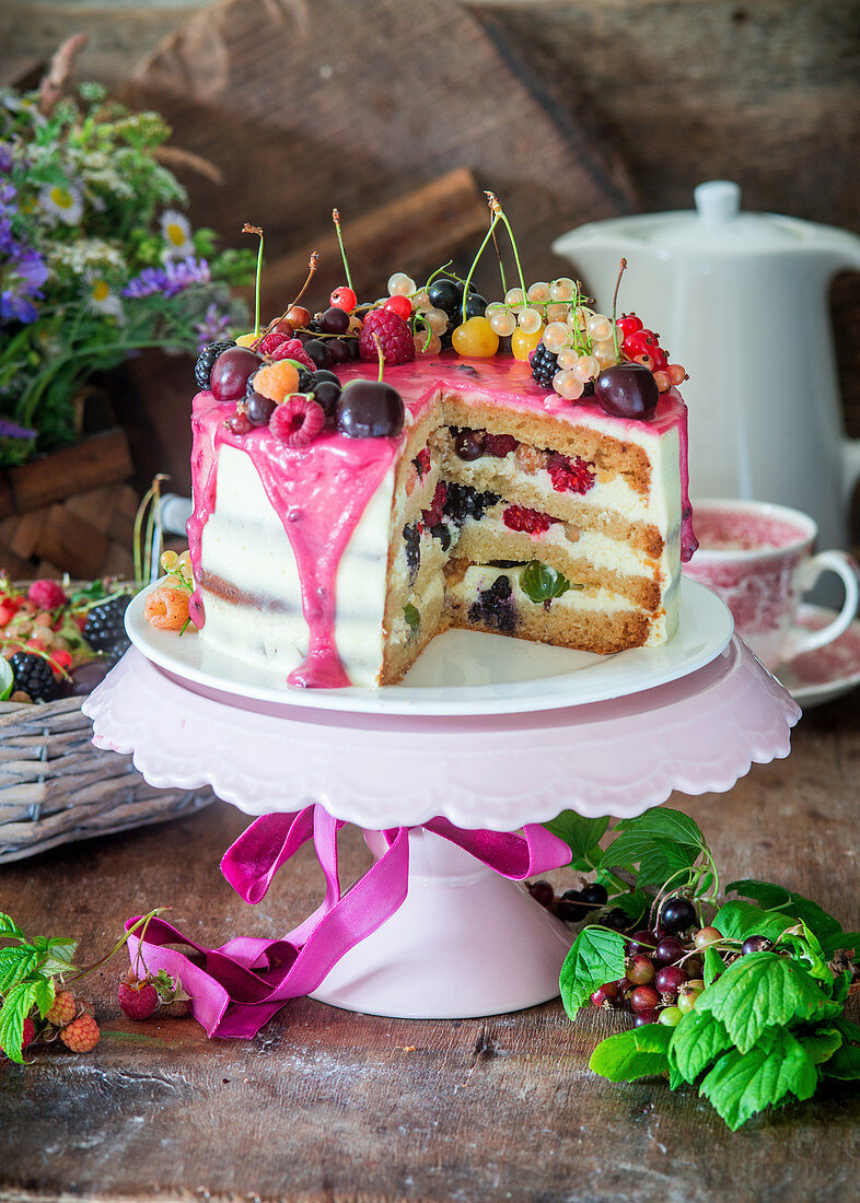White velvet cake with berries and vanilla
