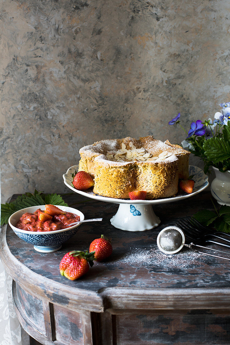 Zitronen-Mohn-Kuchen mit Rhabarber-Erdbeer-Kompott