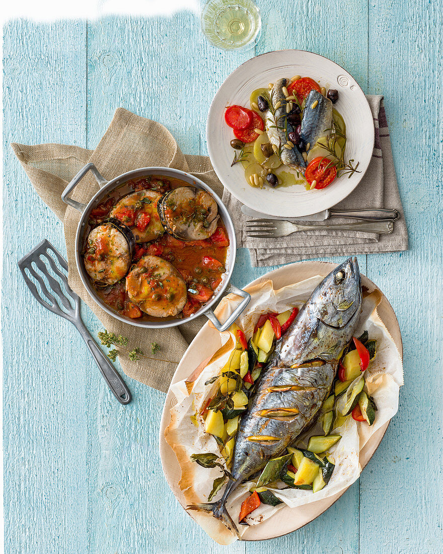 Kleiner Thunfisch mit Gemüse aus dem Ofen; Bonito mit Tomaten, Kapern und Oregano & Thunmakrele en papillote mit Kartoffeln, Tomaten und Pinienkernen