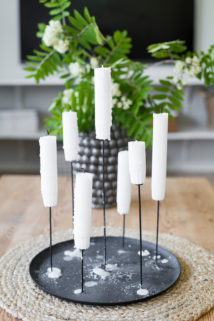 Kerzenständer mit weißen Kerzen