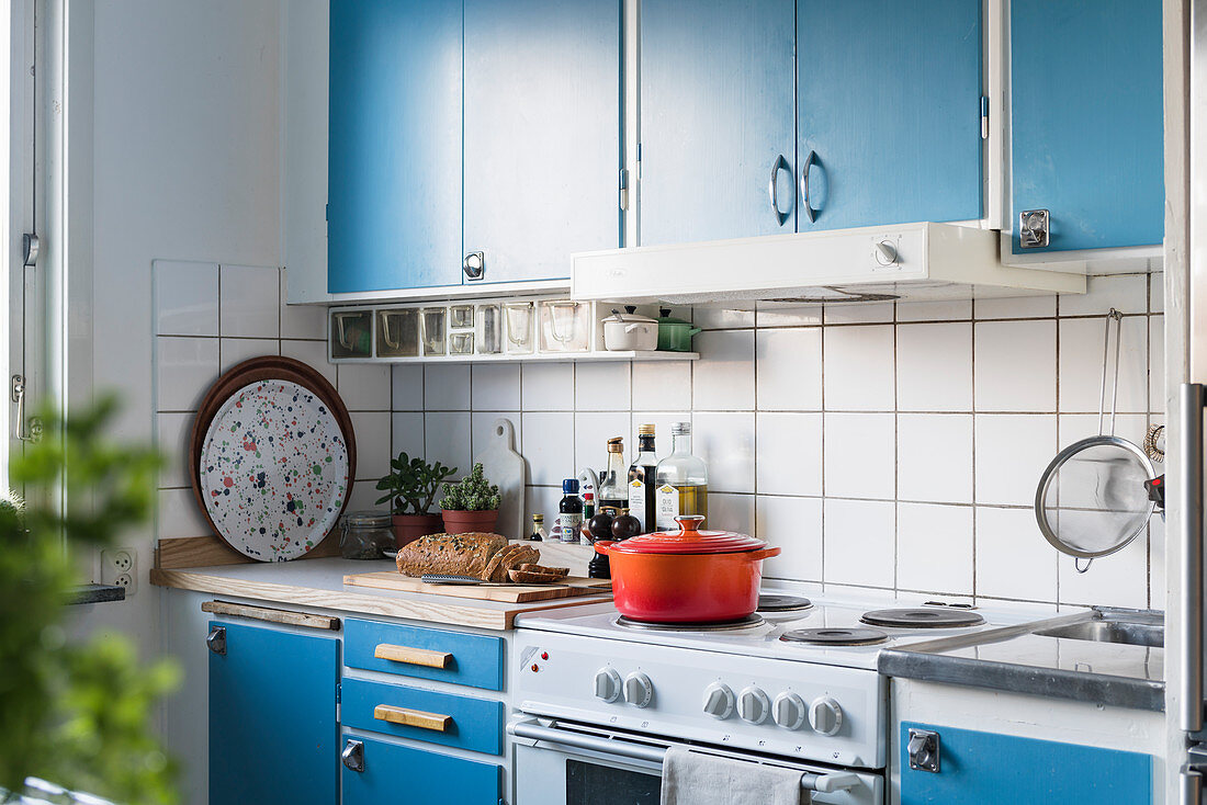 Küchenzeile mit blauen Schrankfronten