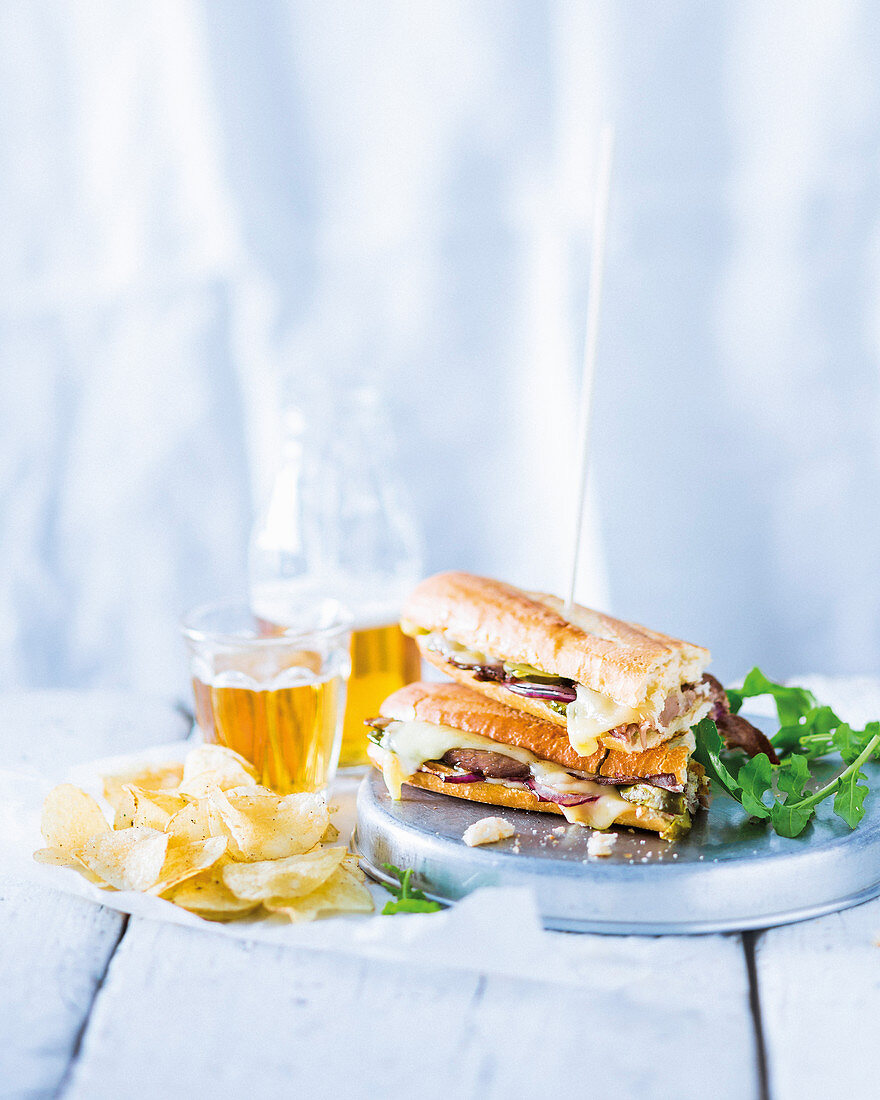 Kubanische Sandwiches mit Roastbeef, Gurken und Käse