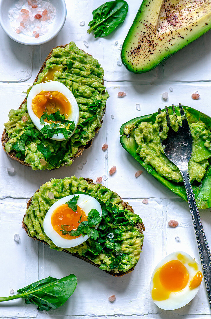 Körnerbrot mit Avocado, Ei, Spinat und Koriander