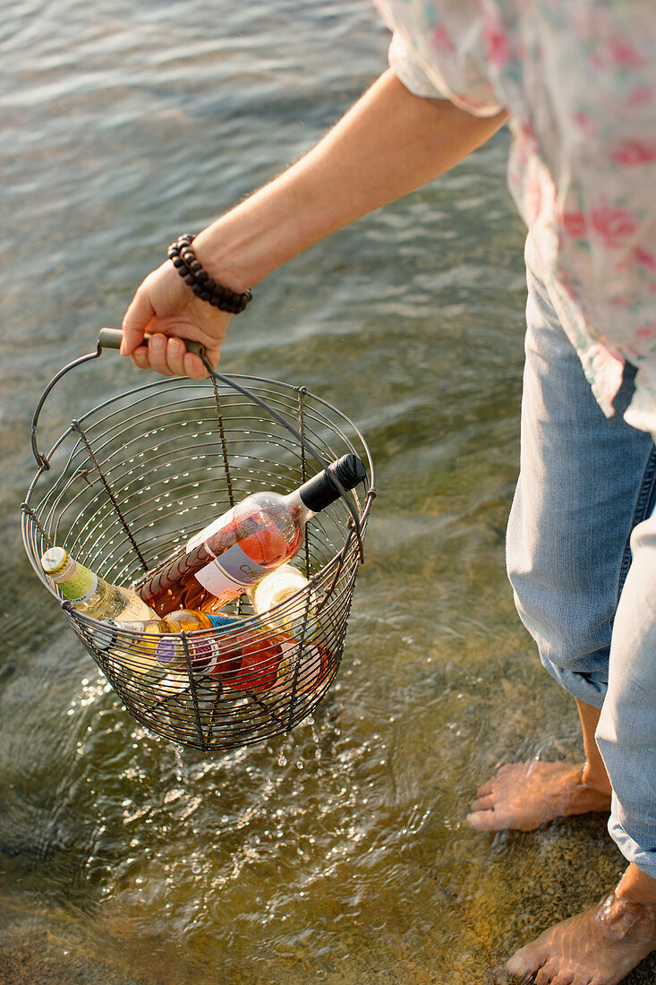 Gekühlter Wein zum Picknick am See