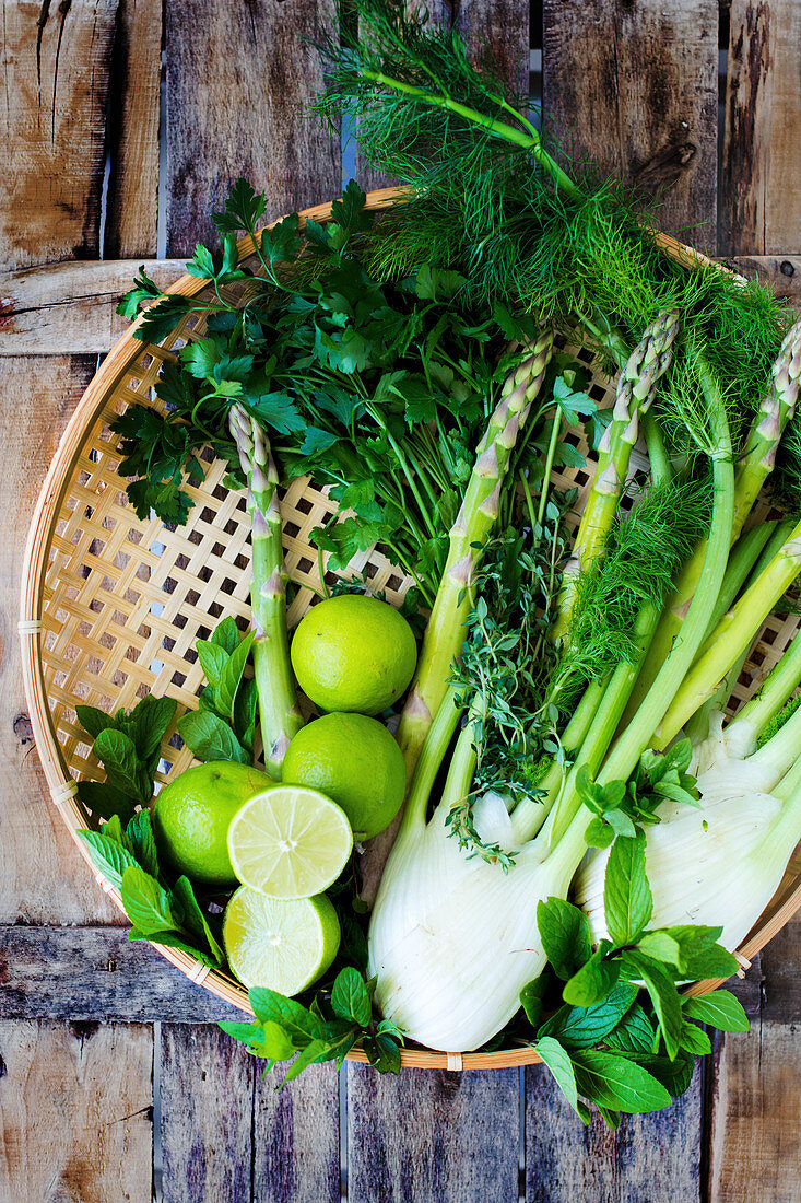 Frischer Fenchel, grüner Sparger, Limetten, Petersilie, Dill und Minze