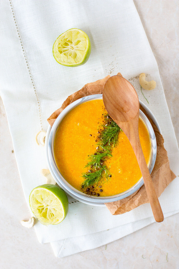 Vegane Fenchelsuppe mit Cashewnüssen