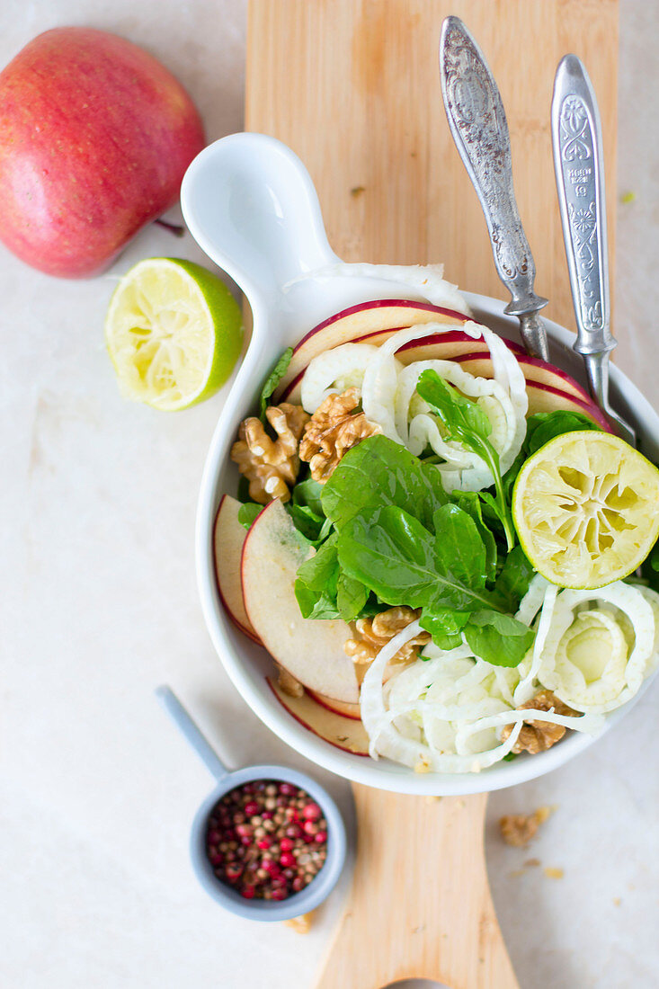 Veganer Salat mit Fenchel, Rucola und Apfel