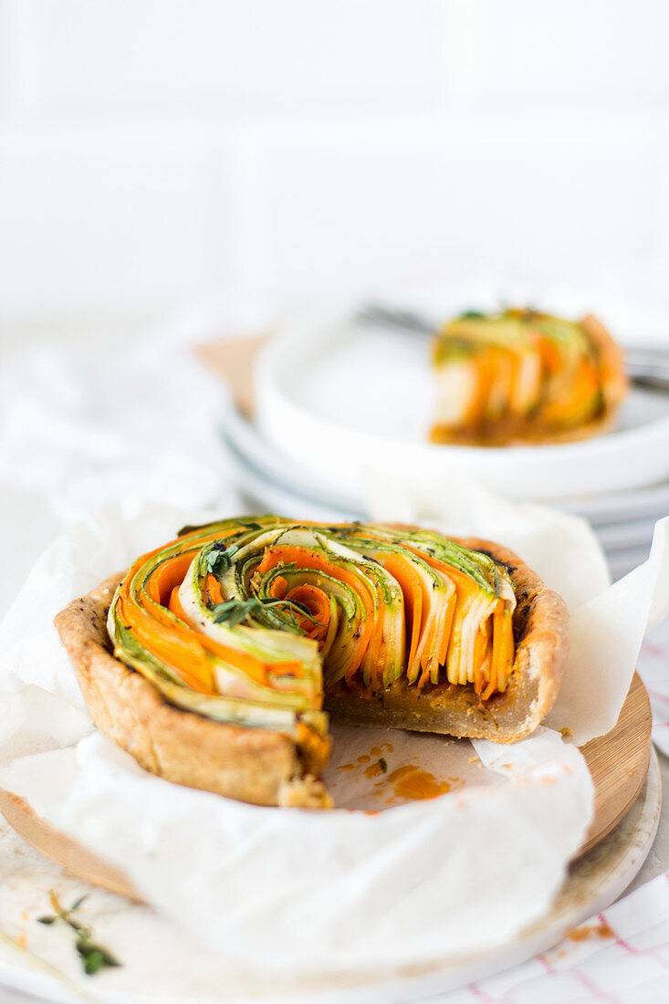 Spiralförmige Gemüsetarte mit Zucchini, Karotten, Käse und Tomatenpesto