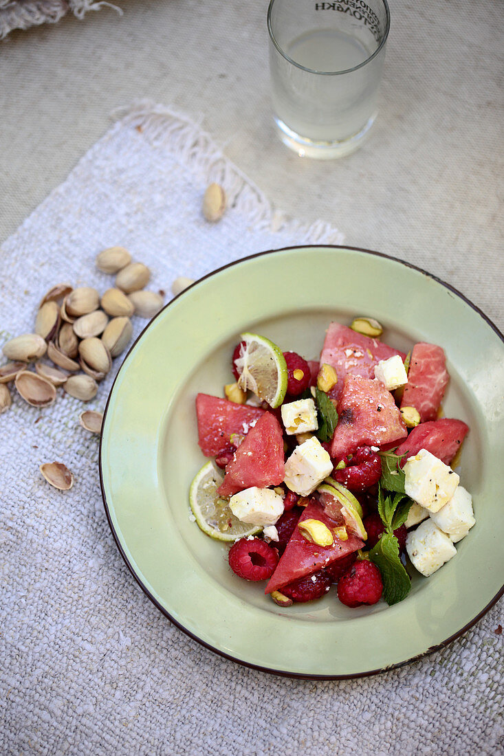 Wassermelonen-Himbeer-Salat mit Feta und Pistazien
