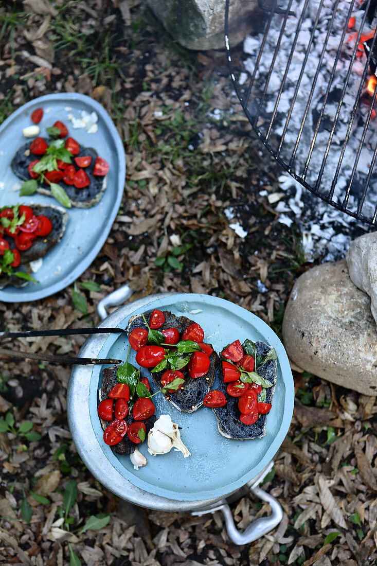 Bruschetta mit Kohlebrot