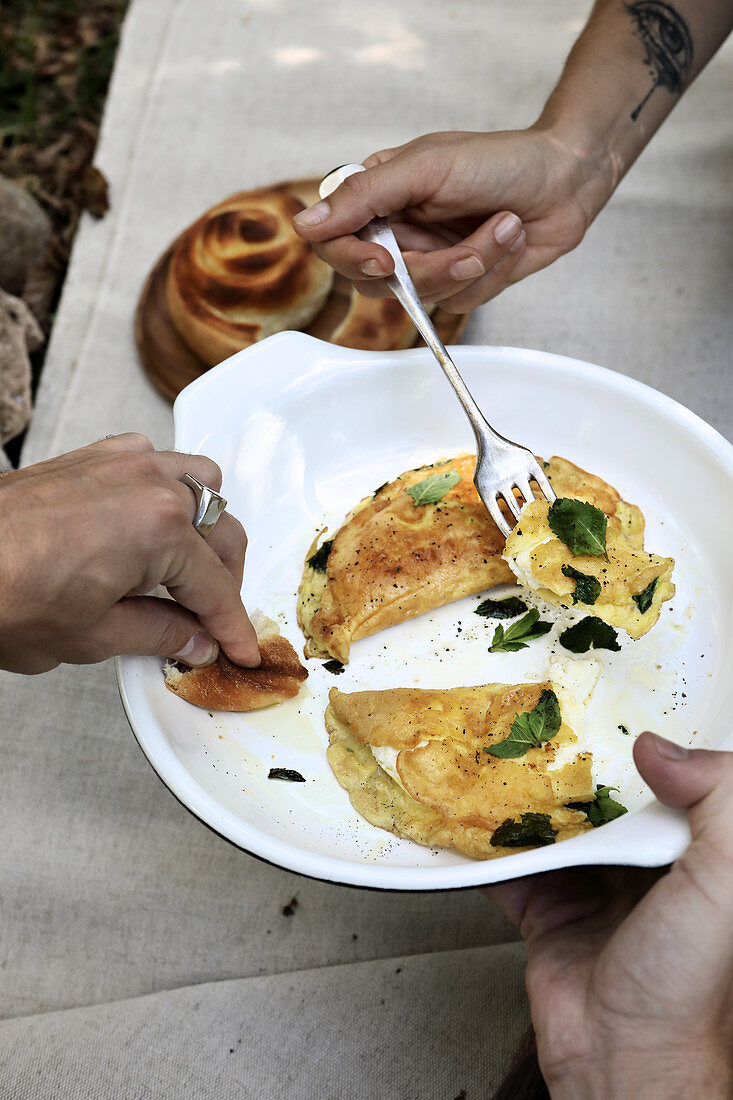 Omeletts mit Ricotta-Pfefferminz-Füllung