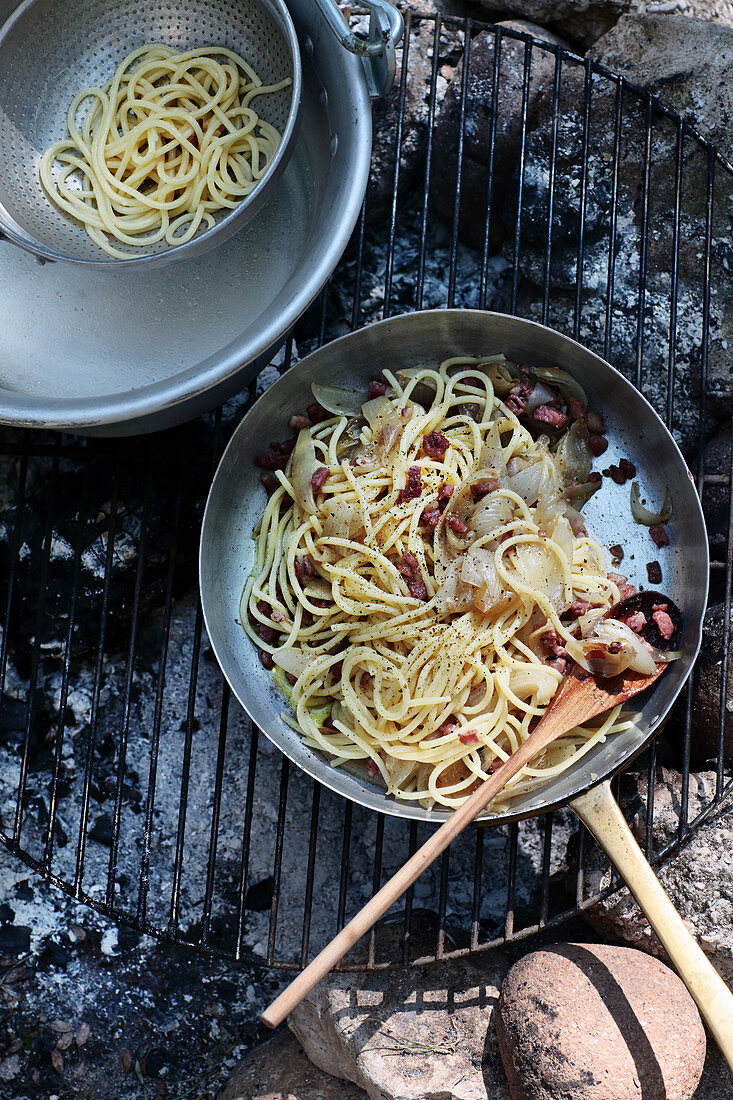 Spaghetti mit Zwiebeln und Speck vom Grill