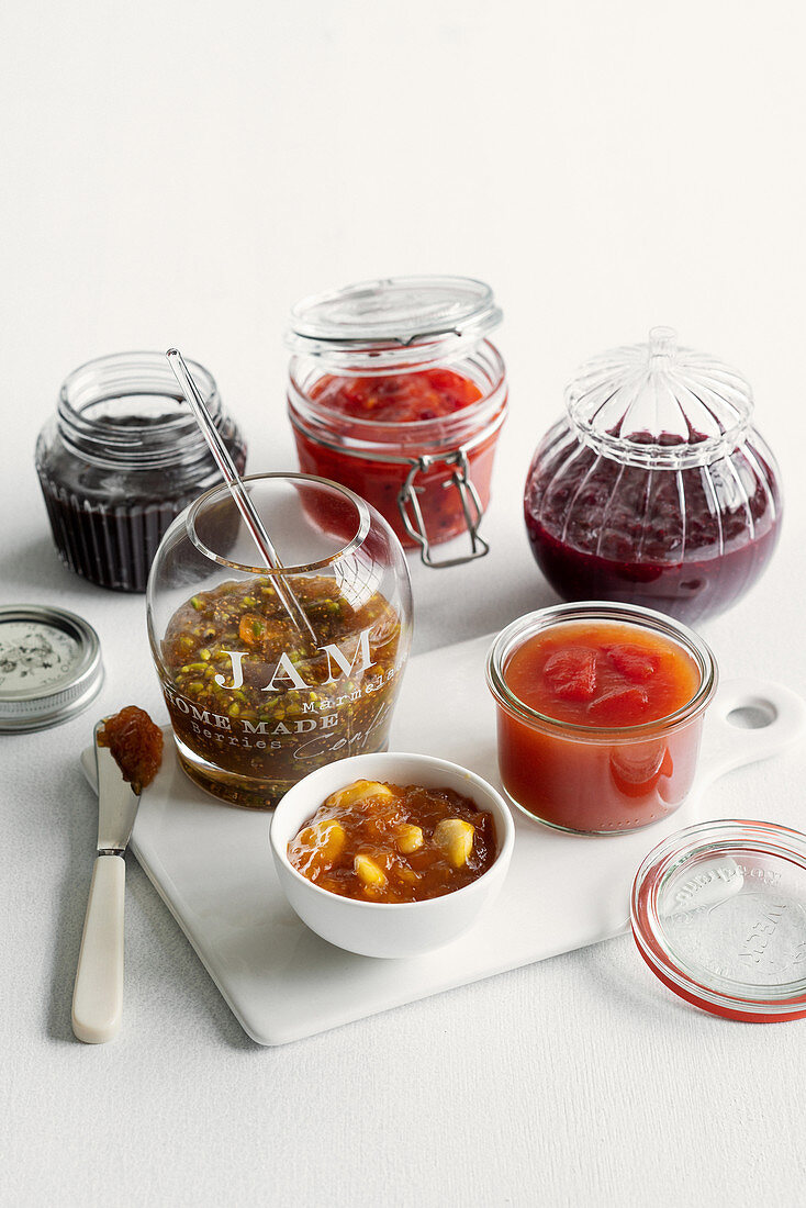 Pfirsich-Mandel-Konfitüre; Feigen-Pistazien-Marmelade mit Moscato; Himbeer-Johannisbeer-Marmelade; Rote-Bete-Birne-Apfel-Marmelade; Pflaumen-Thymian-Marmelade; Melonen-Johannisbeer-Konfitüre