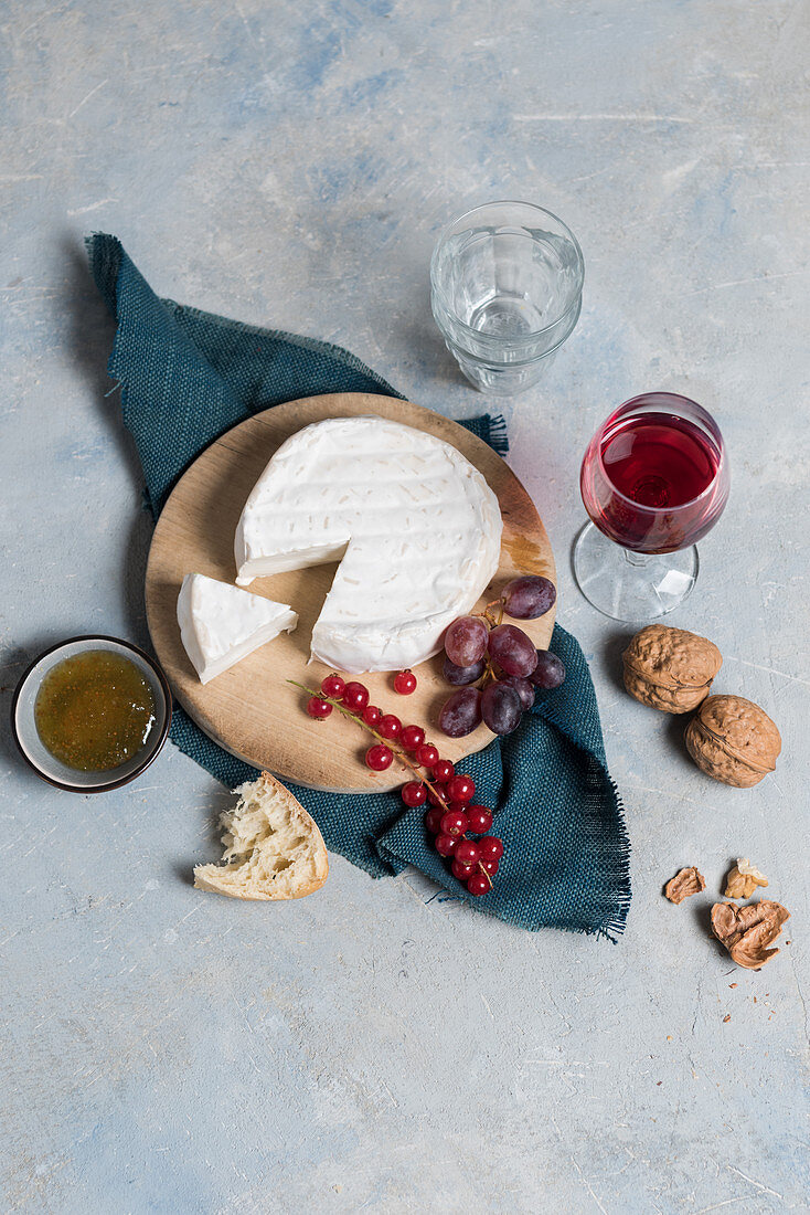 Camembert di Capra zu Rotwein