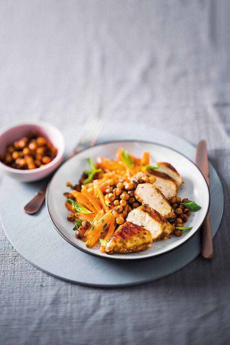 Salat mit Kichererbsen, Karotten und Hähnchenbrust (Marokko)