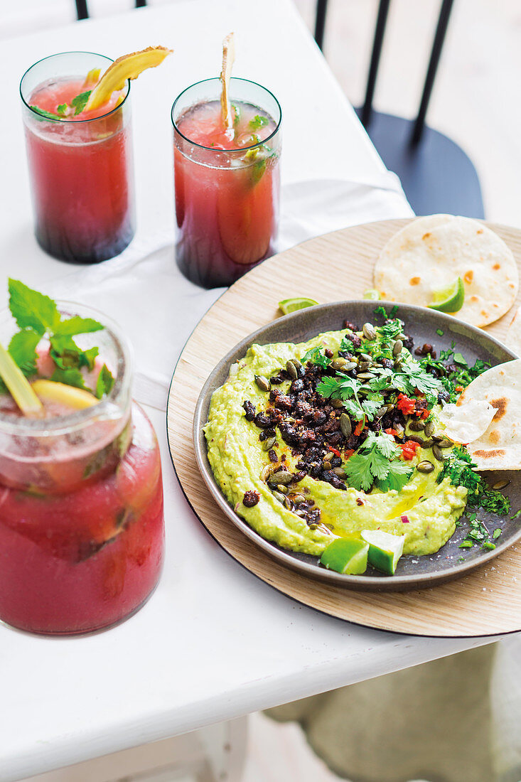 Guacamole mit schwarzen Bohnen dazu Wodka-Spritzer mit Wassermelone (Mexiko)