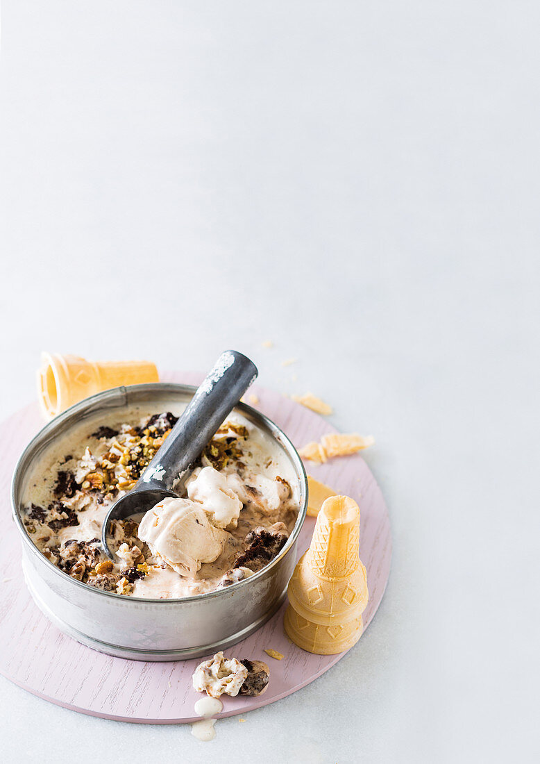 Selbstgemachtes Brownie-Eis in Metallschale