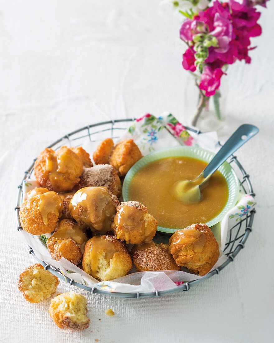 Frittierte Gebäckkugeln mit Sauce