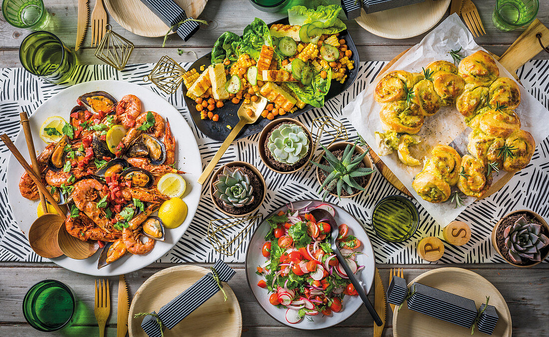 Festliches Menü mit Meeresfrüchten, gegrilltem Halloumi mit Maissalat und Zupfbrot