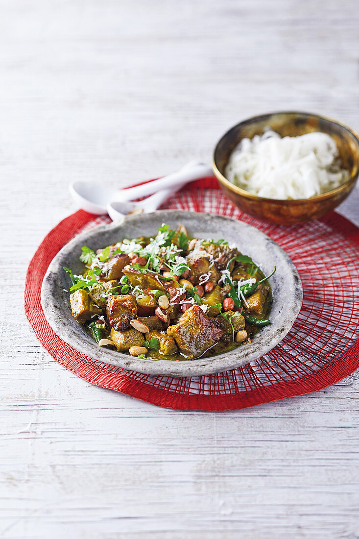 Schweinefleischcurry mit Koriander und Erdnüssen (Vietnam)