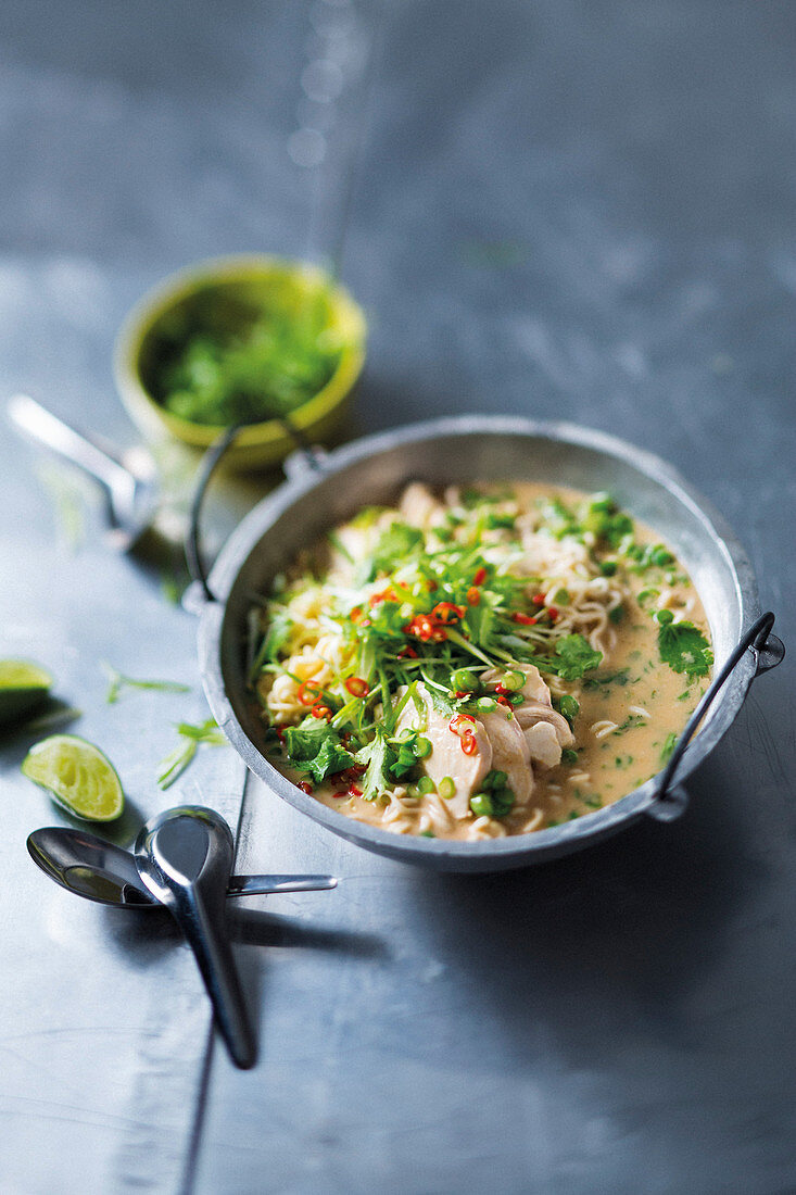 Nudelsuppe mit Hähnchen, Sriracha und Kokos