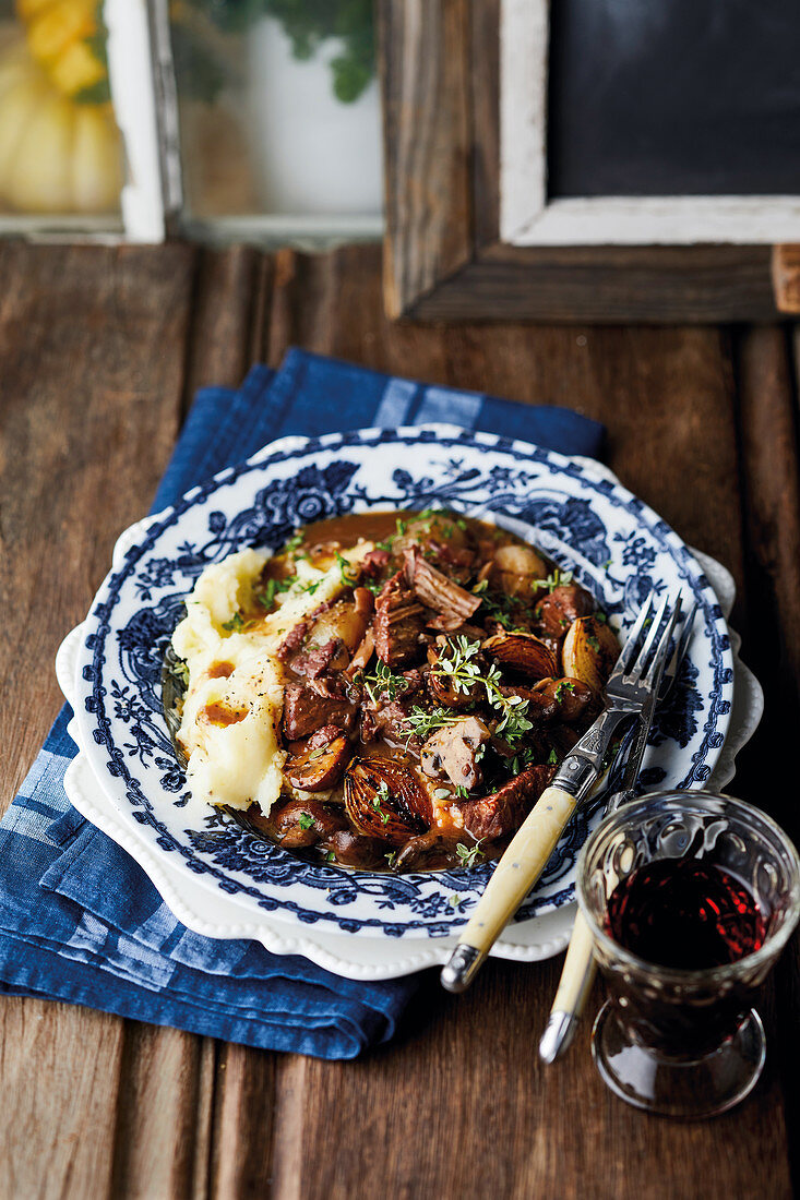 Boeuf Bourguignon (Geschmortes Rindfleisch in Rotweinsauce, Frankreich)