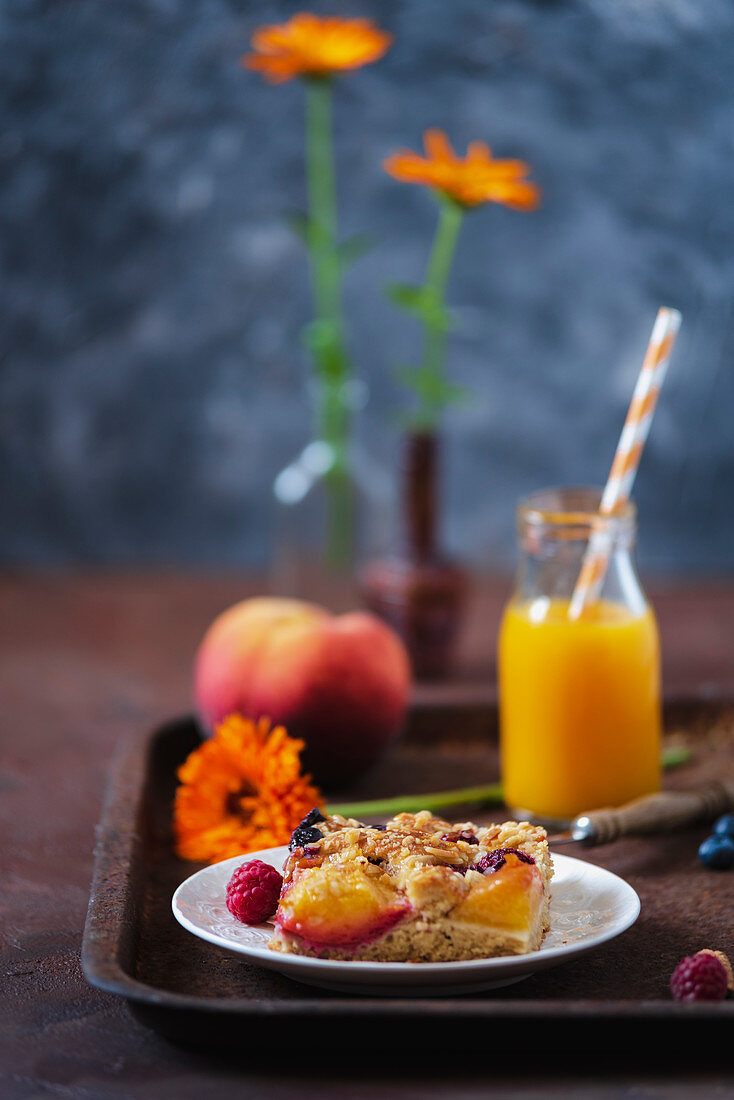 Ein Stück Obst-Ricotta-Pie