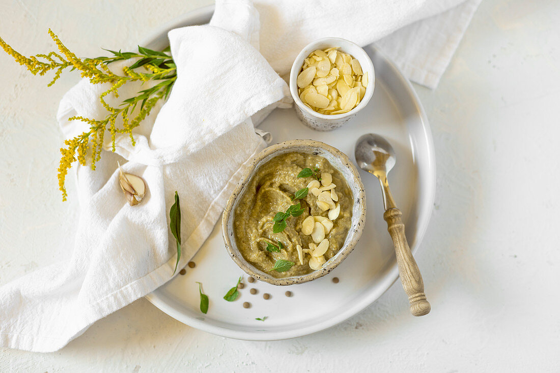 Brokkolisuppe mit Mandelblättchen