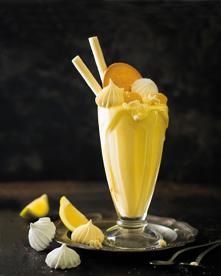 Lemon-Meringue-Milchshake mit Lemon Curd und Vanilleeis