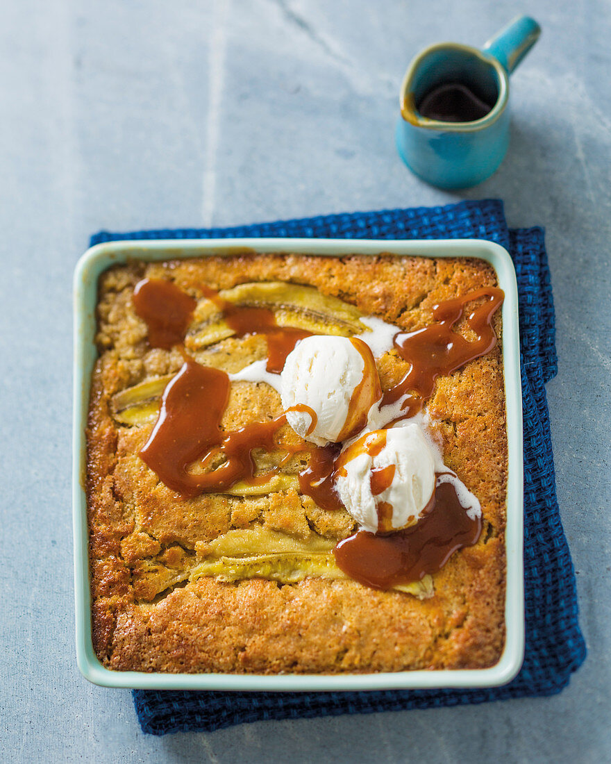 Bananen-Karamell-Auflauf mit Karamellsauce und Vanilleeis