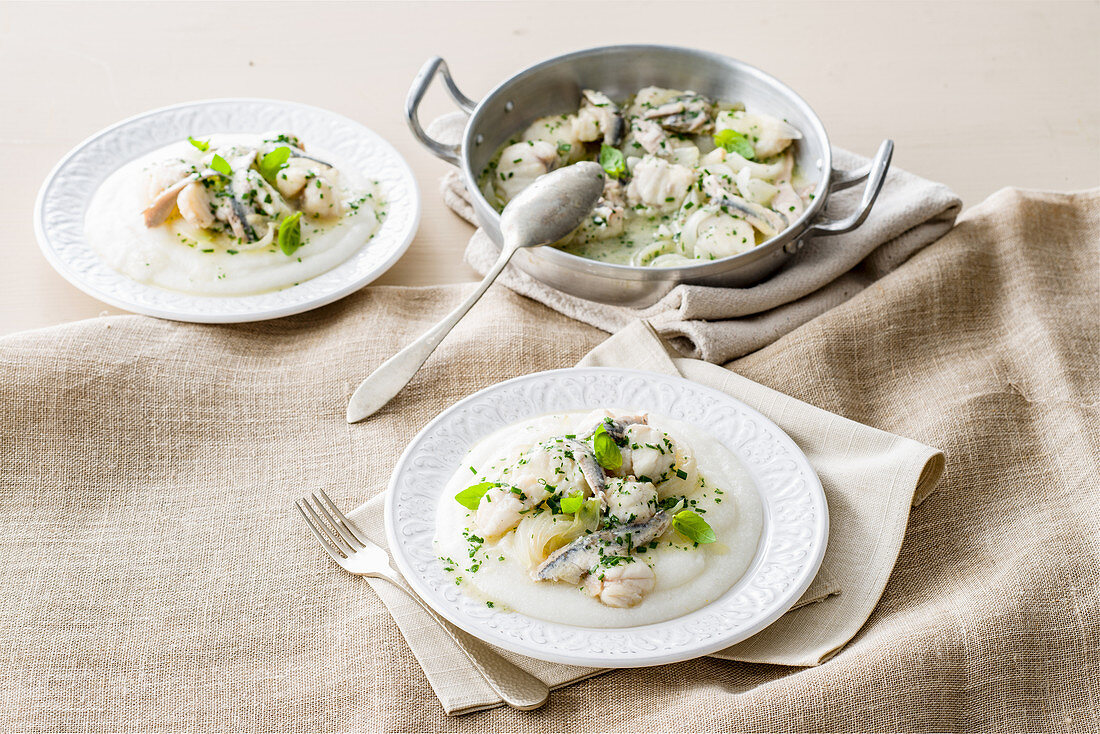 Pescatrice con polenta bianca (Seeteufel mit weisser Polenta, Italien)