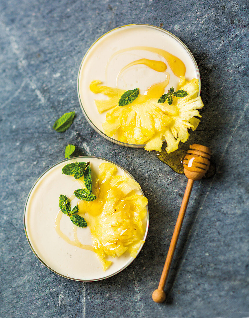 Joghurt-Pannacotta mit Ananas