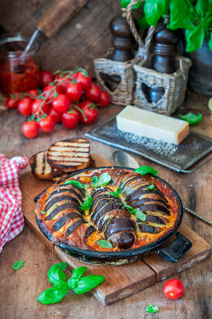 Gebackene Auberginen mit Mozzarella und Tomatensauce