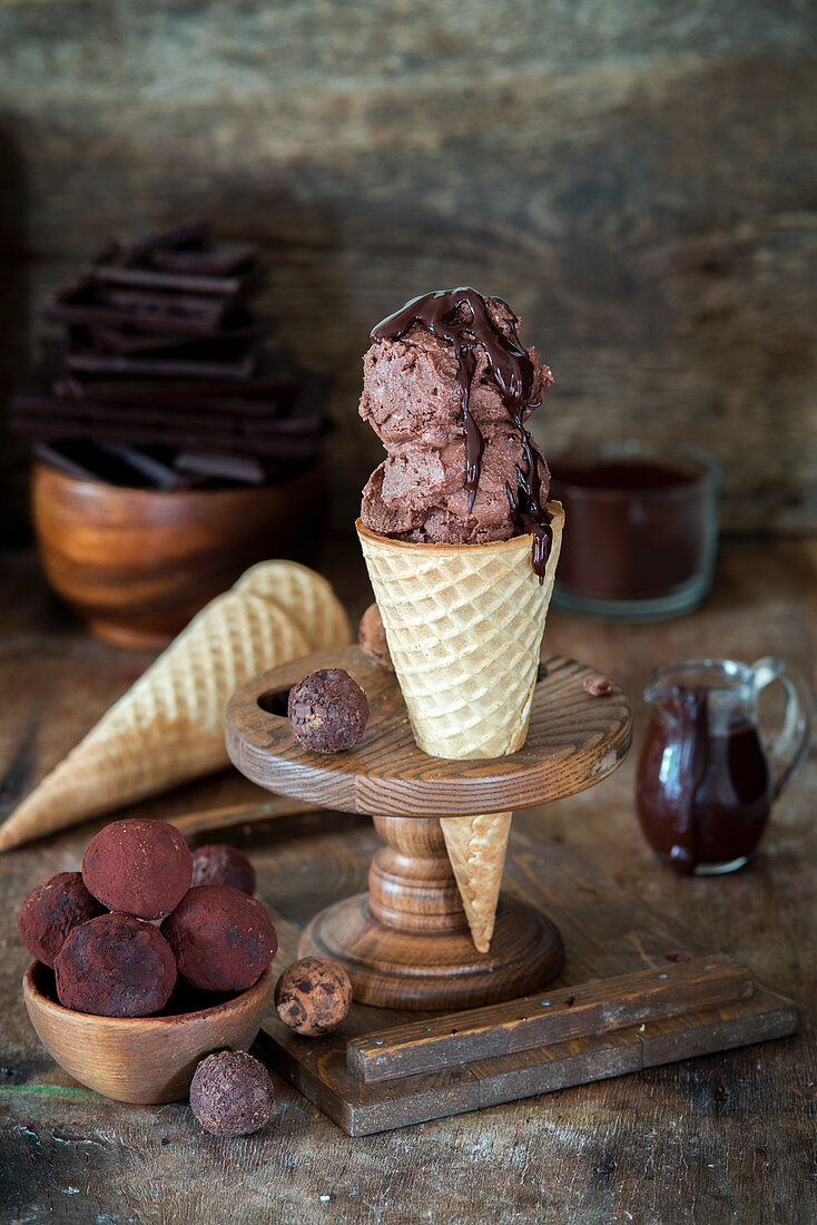 Schokoladentrüffel-Eis in Eistüte