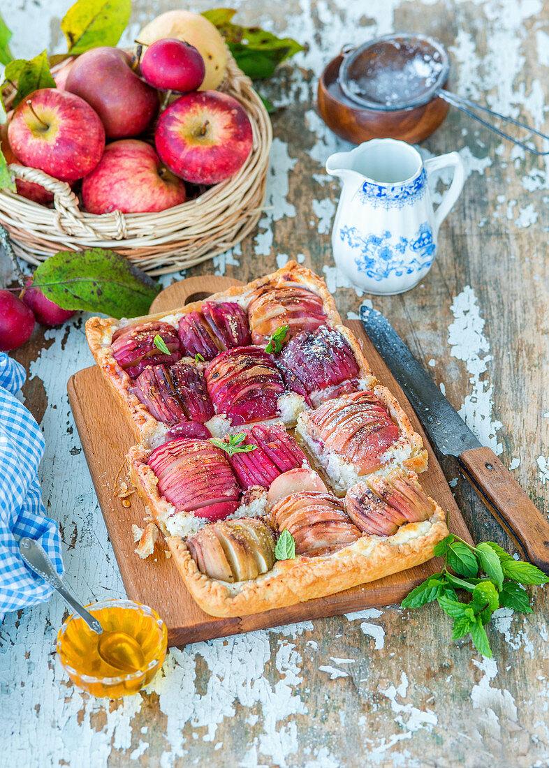 Apple pie with quark, honey and cinnamon