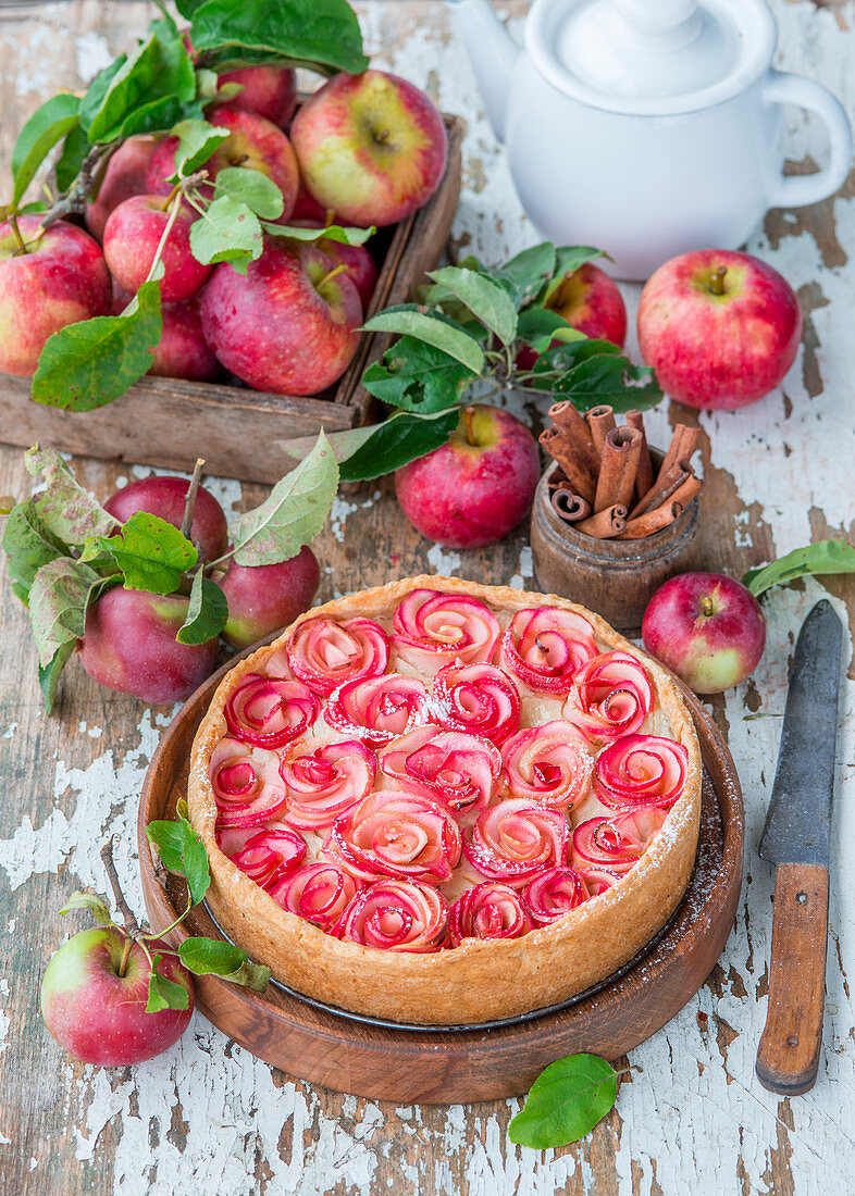 Pie mit gebackenem Vanillepudding und Apfelrosen