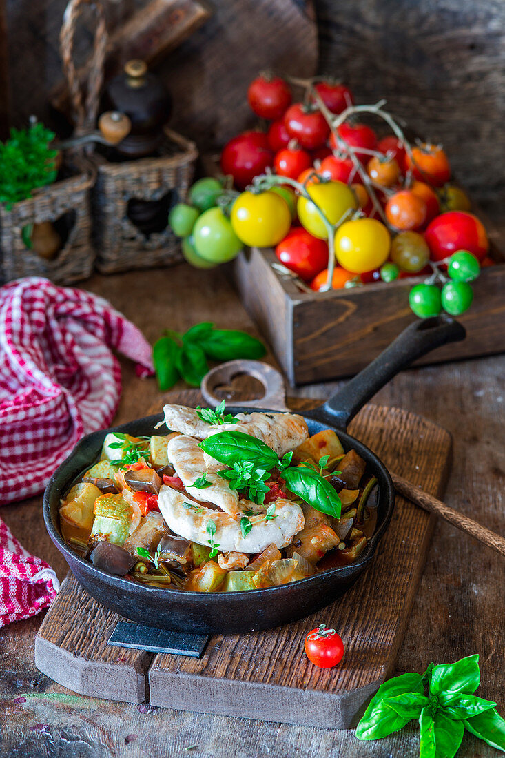 Gebratene Hähnchenfilets mit Gemüse