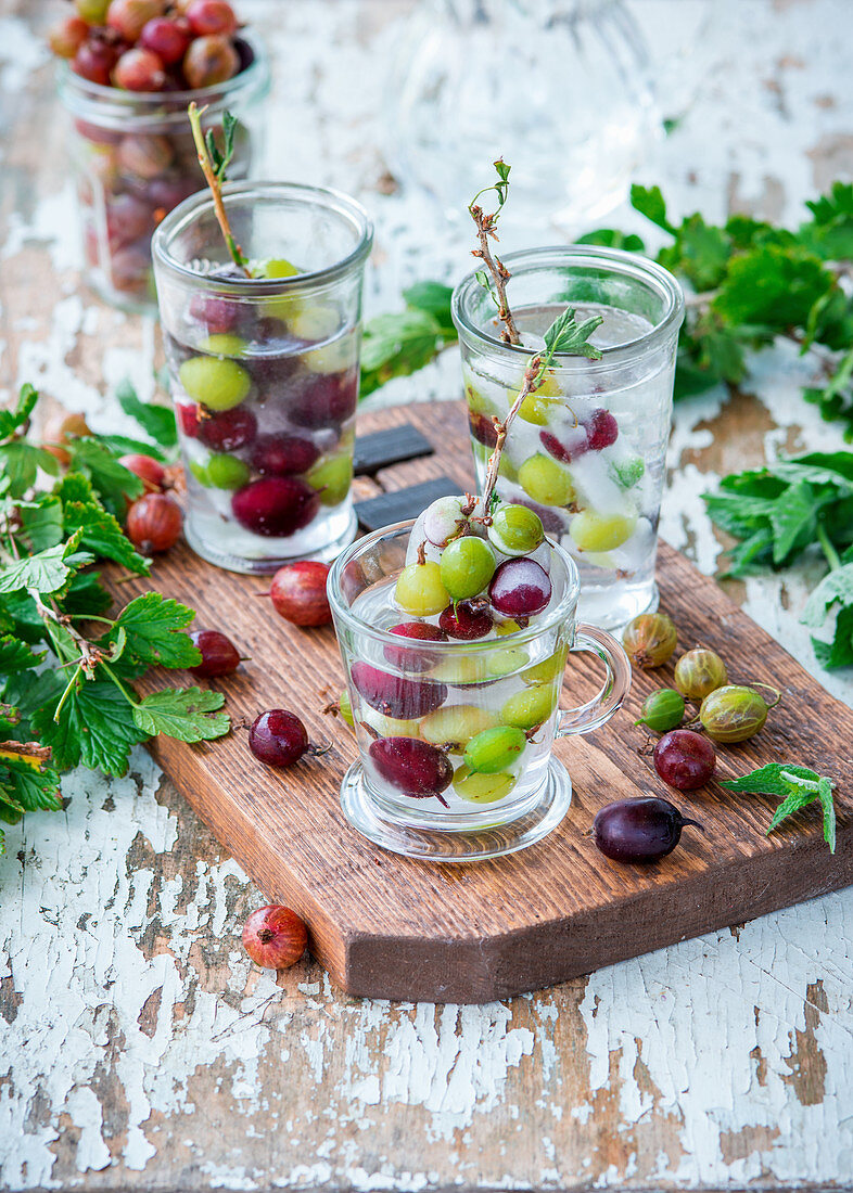 Stachelbeer-Popsicles im Wasser als Sommergetränk