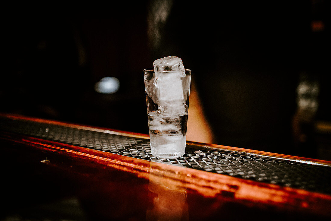 Wodka mit Eiswürfel auf Bartheke (The Grid Bar, Köln, Deutschland)