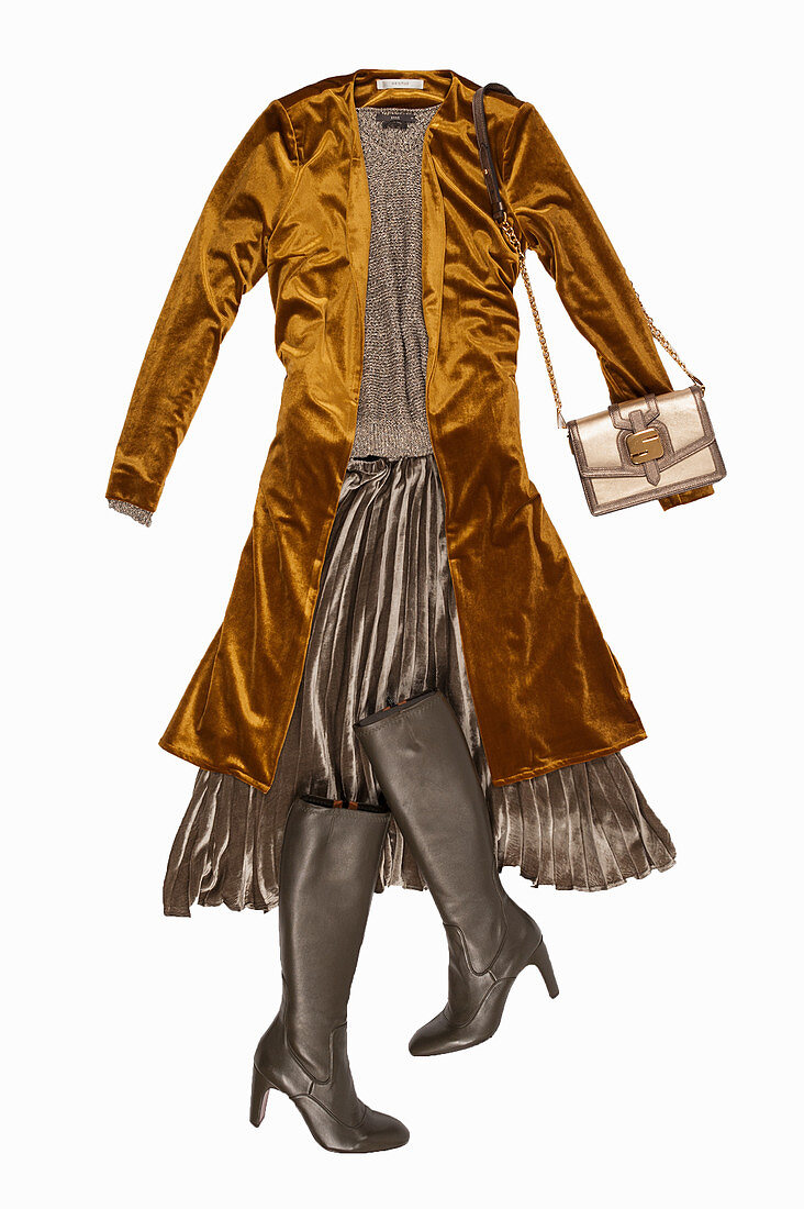Strickpullover und Plisseerock imMetallic-Look, goldfarbener Cardigan in Samtoptik und Stiefeln