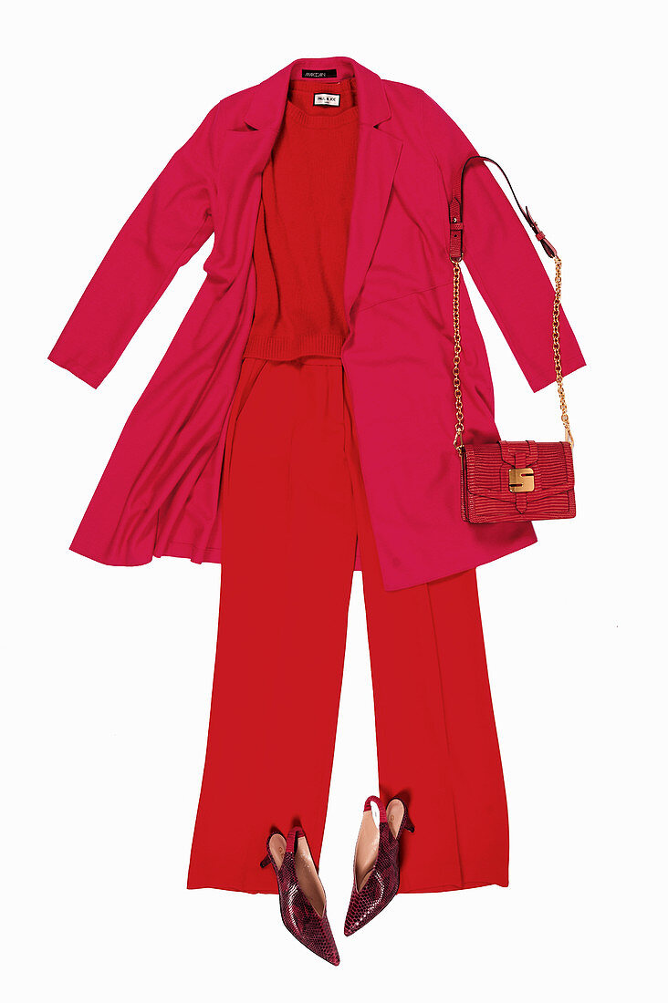 Roter Kaschmirpullover, Hose und Wollmantel in Pink