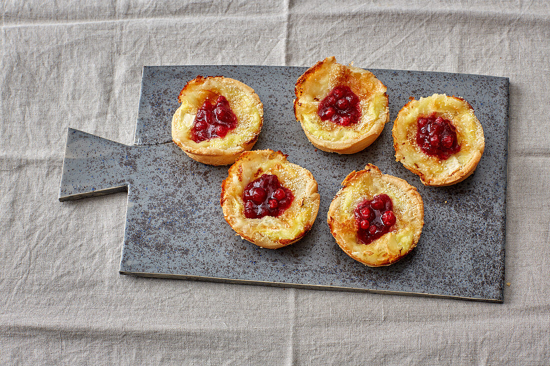 Mini Camembert tartlets with lingon berries