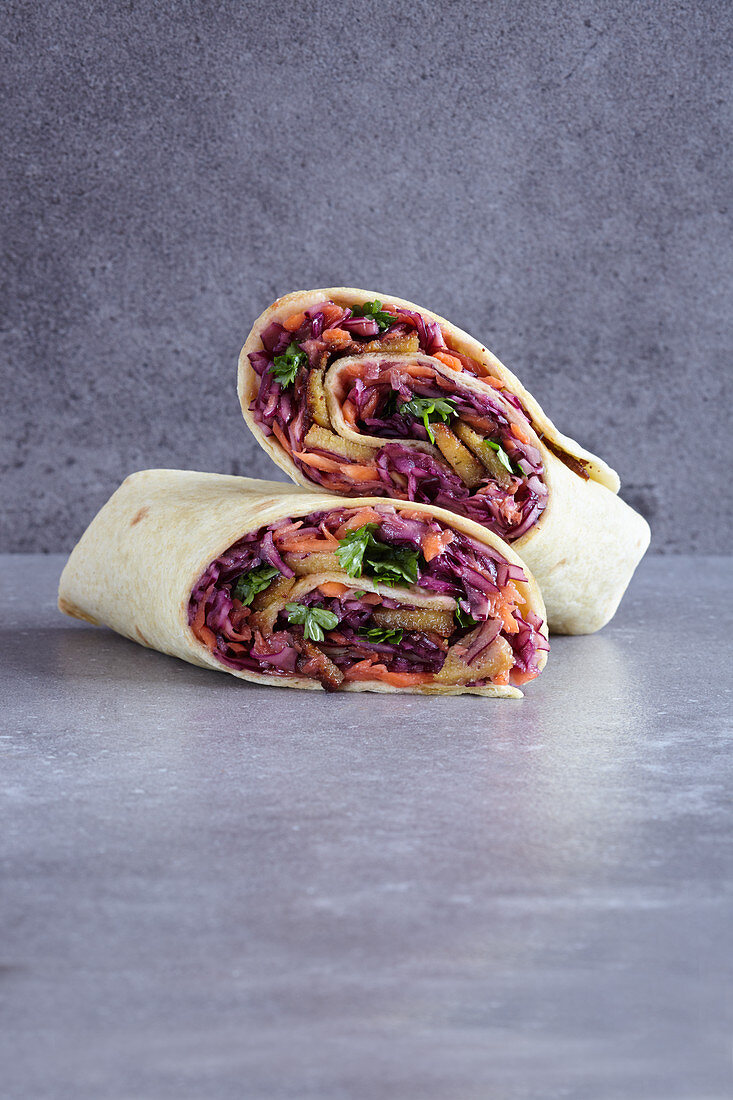 Vegane Rotkohl-Slaw-Wraps mit Mango und Lupinenfilet